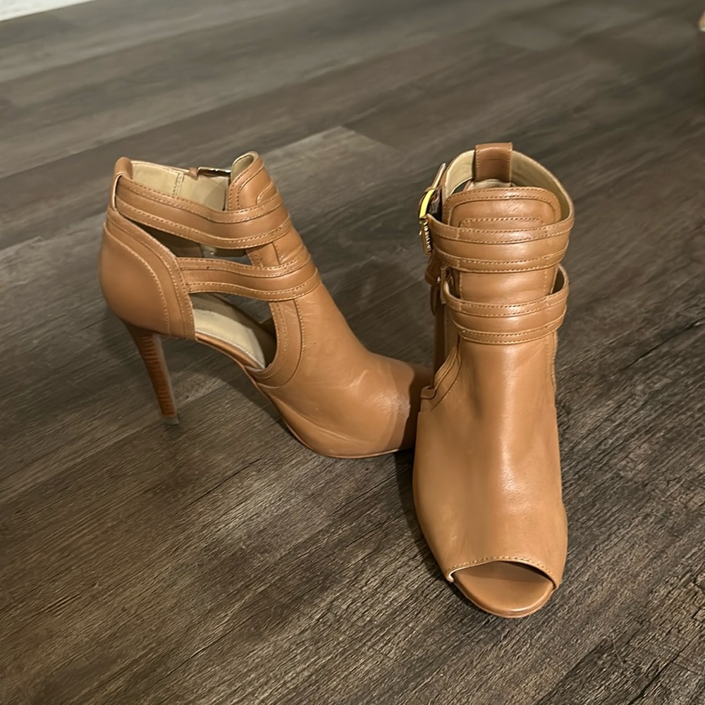AUTHENTIC MICHAEL KORS CAMEL TAN HEELS